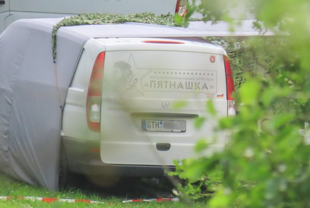 Ein Auto trägt Tarnschutz und den Schriftzug der Internationalen Brigade Pyatnashka. Ein Auto trägt Tarnschutz und den Schriftzug der Internationalen Brigade Pyatnashka.