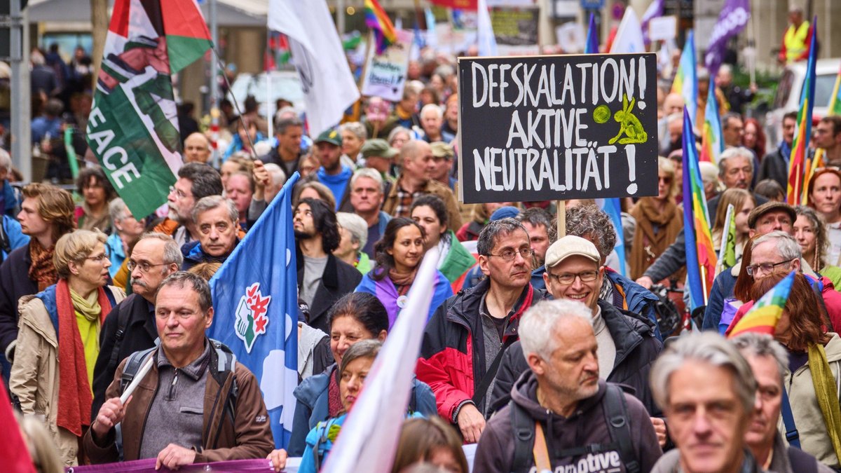 In mehr als 120 Orten demonstrierten tausende Menschen am Wochenende für den Frieden, hier beim Stuttgarter Ostermarsch. Fotos: Joachim E. Röttgers