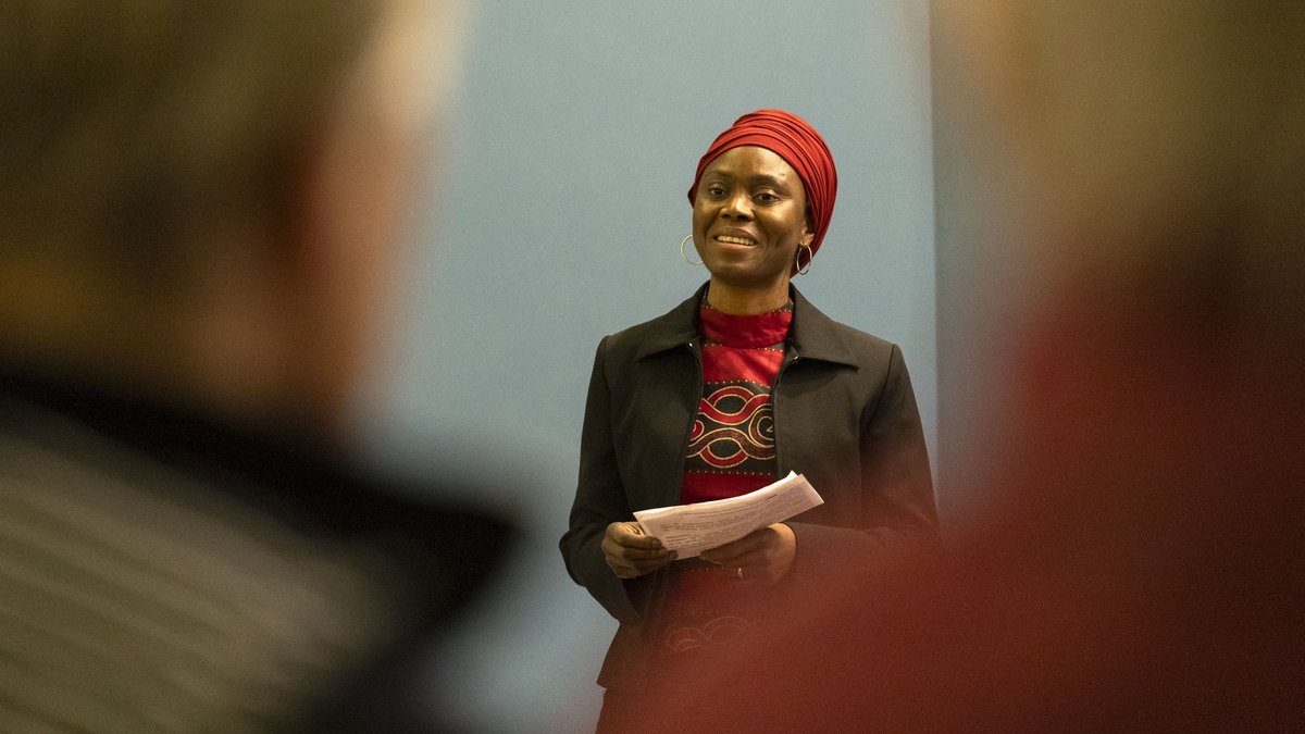 Rolande Haun von der Black Academy bei der Eröffnung der Ausstellung im Romno Kher. Fotos: Luca Siermann