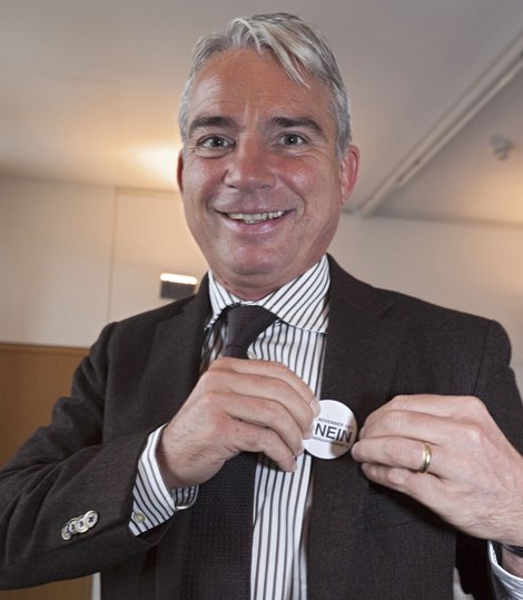 2011 heftet sich Strobl ein "Nein zum Kündigungsgesetz" an – klar ist er für den Weiterbau von S 21. Foto: Joachim E. Röttgers