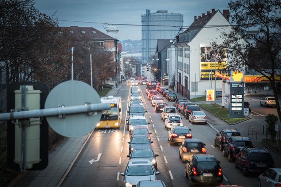Wer Auto fährt, kann auch für Bus und Bahn zur Kasse gebeten werden. Foto: Julian Rettig Wer Auto fährt, kann auch für Bus und Bahn zur Kasse gebeten werden. Foto: Julian Rettig