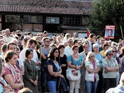 "Tolle Reaktionen": Weissacher demonstrieren vor der Ruine gegen rechts. Foto: Martin Storz