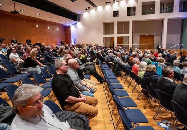 Drinnen blieben einige Plätze frei. Links vorne in schwarzem Pulli und brauner Hose: Oliver Hilburger vom Zentrum.