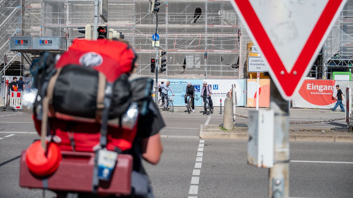 Gut gerüstet wagen sich Bahnreisende an die Stuttgart-21-Baustelle heran. Damit's auch nach Jahren herausfordernd bleibt, variiert die DB die Routen.