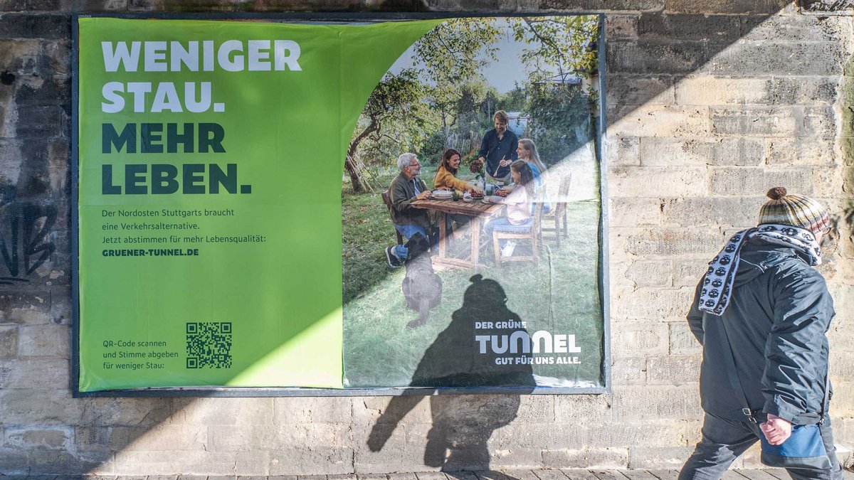 Greenwashing vom Feinsten: Mit einer Familie im Grünen wird der vierspurige Stuttgarter Nordostring beworben. Fotos: Jens Volle
