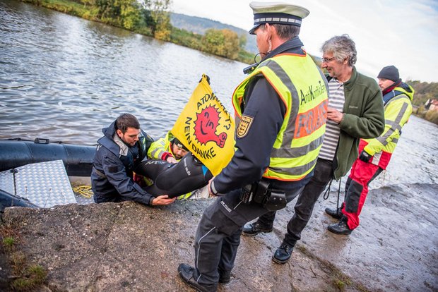 Zu freundlich: Polizisten holen AktivistInnen aus dem kalten Wasser.