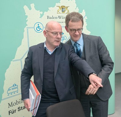 Auch im baden-württembergischen Verkehrsministerium (im Bild der Minister mit Sprecher Edgar Neumann) hält man wenig vom Vorschlag aus Berlin.