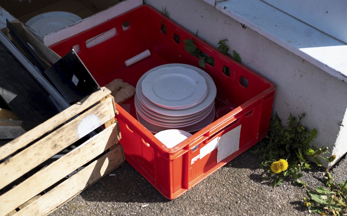 Geschenkekiste mit Geschirr, vom Regen frisch gewaschen.