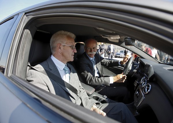 Kretschmann (mit Daimlermann Zetsche) 2012, nachdem er noch im April 2011 vermeldete: "Weniger Autos sind besser." Foto: Joachim E. Röttgers