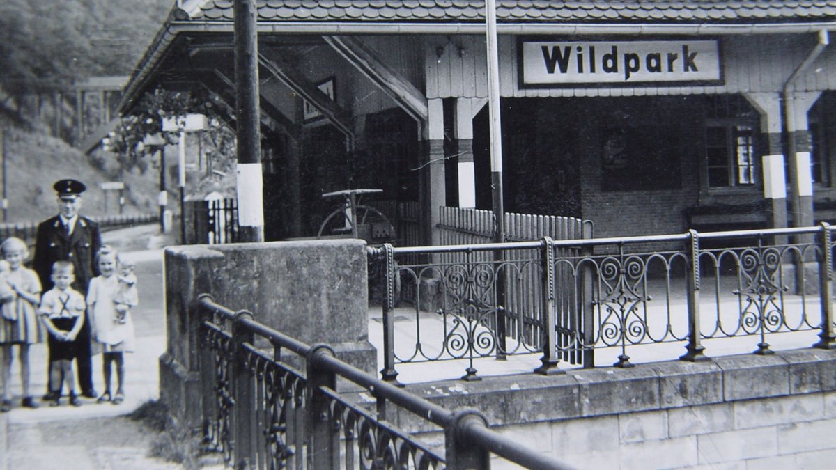 Aus dem Fotoalbum von Gertrud Imhof: Bahnhofsvorsteher Sebastian Imhof mit Tochter Gertrud (rechts) und Nachbarskindern am Halt "Wildpark".