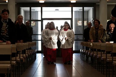 Frühe Prägung: junge MinistrantInnen bei der Arbeit.