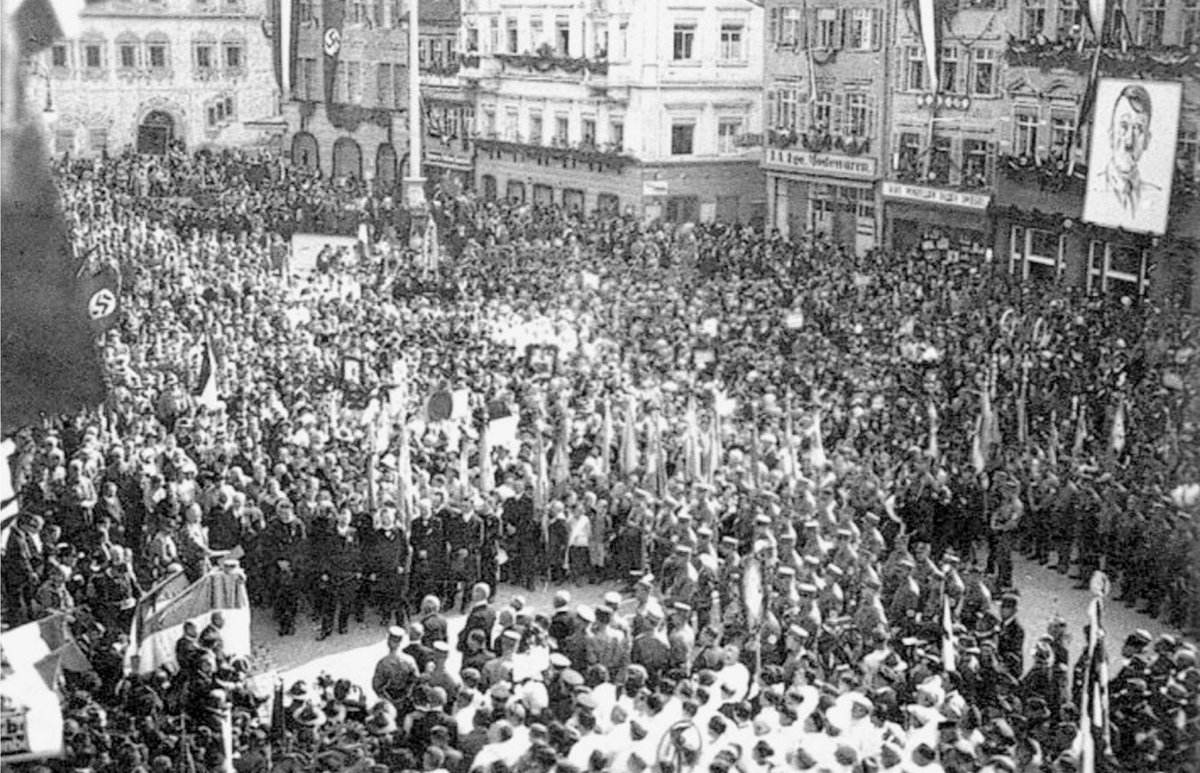 1933: Großkundgebung der NSDAP zum 1. Mai auf dem Adolf-Hitler-Platz in Ravensburg. Hier liegt die Partei bereits bei 22, in Biberach bei 30 Prozent.