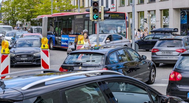 Kein Platz mehr da für Fuß-, Bus-, Radverkehr.