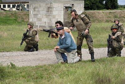 Hoffmann und die Soldaten rücken vor.