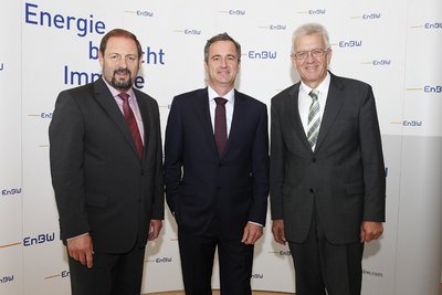 Die drei von der EnBW: Landrat Heinz Seiffert, EnBW-Vorstandschef Frank Mastiaux, MP Winfried Kretschmann. Foto: EnBW