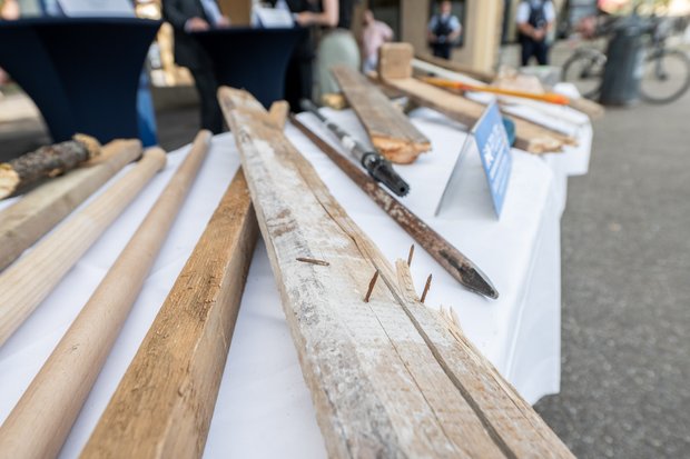 Die in Stuttgart von der Polizei konfiszierten und präsentierten Schlag-Gegenstände. Foto: Jens Volle Die in Stuttgart von der Polizei konfiszierten und präsentierten Schlag-Gegenstände. Foto: Jens Volle