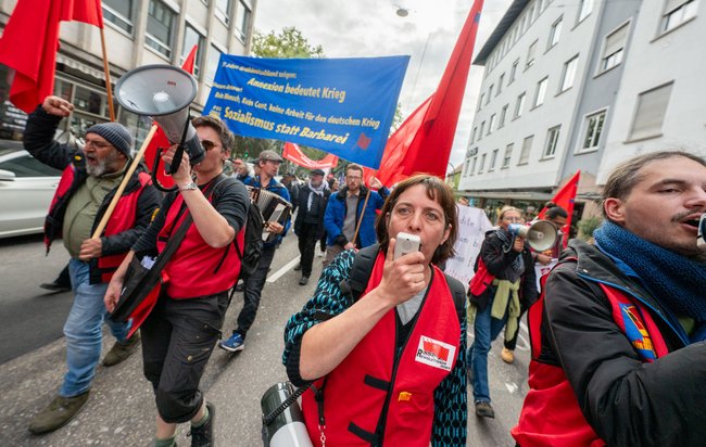 Für Frieden demonstrieren unterschiedlichste Gruppen, von Revolutionärer Front ...