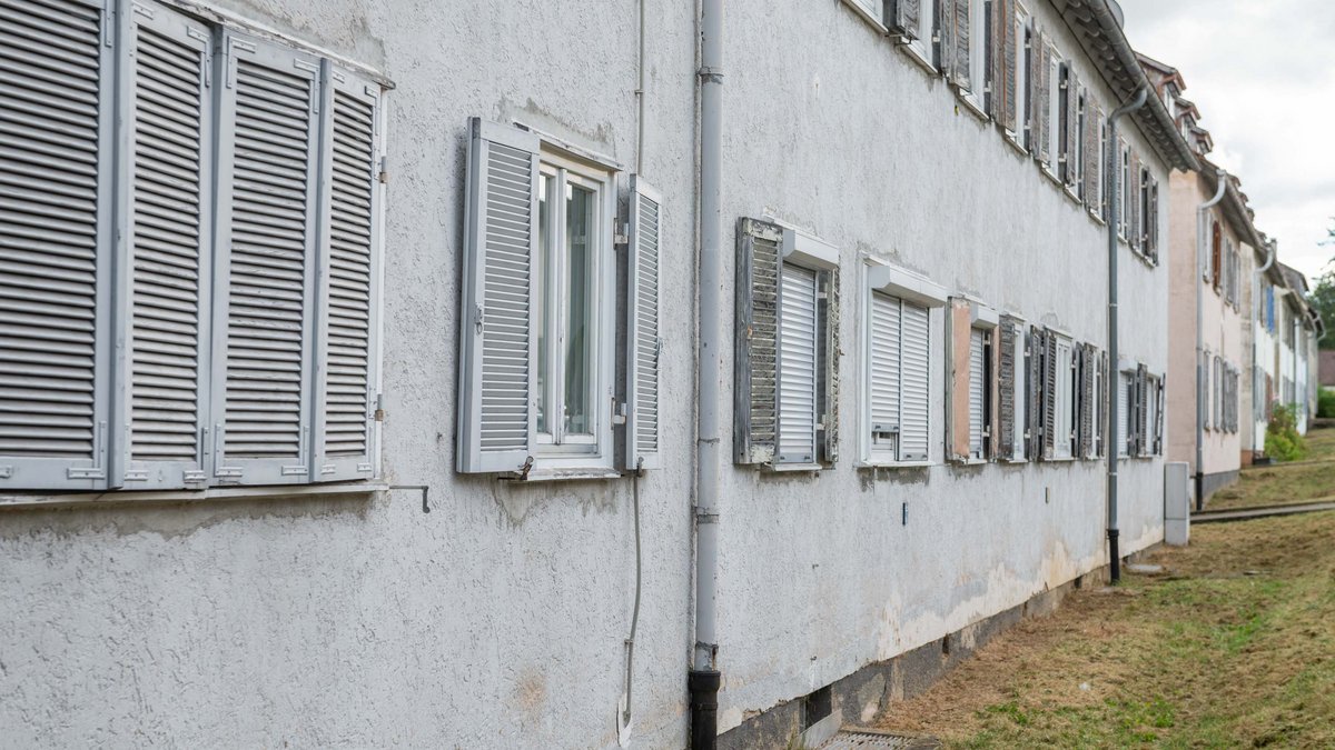 Auch von der anderen Seite aus gesehen sind die Häuser in keinem guten Zustand mehr.