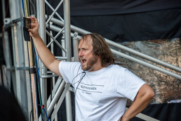 Querdenken-Pressesprecher Stephan Bergmann hat sich kürzlich mit dem "Tagesspiegel" angelegt. Und verloren.  Querdenken-Pressesprecher Stephan Bergmann hat sich kürzlich mit dem "Tagesspiegel" angelegt. Und verloren.