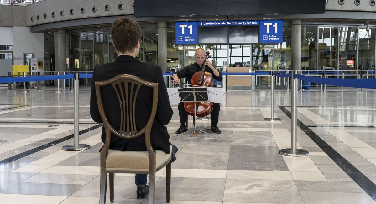 Markus Tillier (Violoncello) aus dem SWR-Symphonieorchester spielt im Flughafen. Foto: SWR/Patricia Neligan