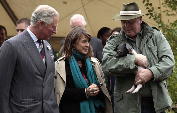 Hoher Besuch 2013: Rudolf Bühler mit dem damaligen Prinz Charles und Xenia Prinzessin zu Hohenlohe-Langenburg. Foto: Bäuerliche Erzeugergemeinschaft Schwäbisch Hall, <a href="https://creativecommons.org/licenses/by-sa/4.0" title="Creative Commons Attri Hoher Besuch 2013: Rudolf Bühler mit dem damaligen Prinz Charles und Xenia Prinzessin zu Hohenlohe-Langenburg. Foto: Bäuerliche Erzeugergemeinschaft Schwäbisch Hall, <a href="https://creativecommons.org/licenses/by-sa/4.0" title="Creative Commons Attribution-Share Alike 4.0">CC BY-SA 4.0</a>, <a href="https://commons.wikimedia.org/w/index.php?curid=58687395">Link</a>