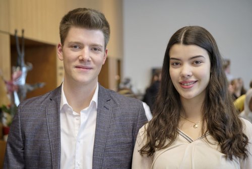 "Fast keine Hautprobleme mehr", freut sich Christian Mast mit Schwester Sara.  "Fast keine Hautprobleme mehr", freut sich Christian Mast mit Schwester Sara.