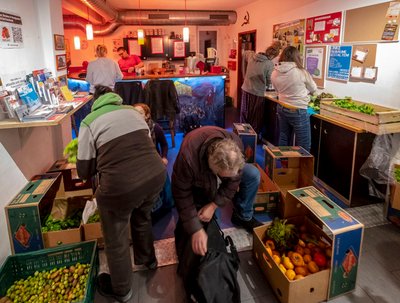 Checken, was da ist. Kartoffeln, gelbe Rüben, Brokkoli – das passt doch auch noch dazu?