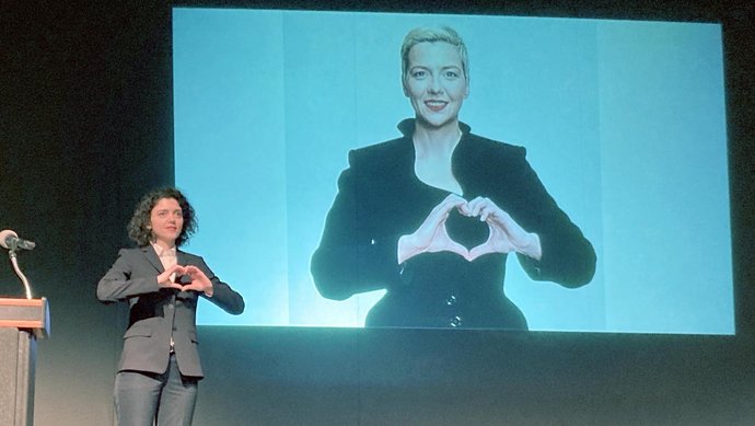 Zwei Herzen, die ein Regime getrennt hat: Maria Kalesnikava (auf der Leinwand) und Tatsiana Khomich bei der Verleihung des Theodor-Haecker-Preises am 13. März in Esslingen. Foto: Kontext Zwei Herzen, die ein Regime getrennt hat: Maria Kalesnikava (auf der Leinwand) und Tatsiana Khomich bei der Verleihung des Theodor-Haecker-Preises am 13. März in Esslingen. Foto: Kontext
