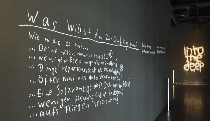 Into the deep geht's auch gegenüber den Ausstellungsbesucher:innen.