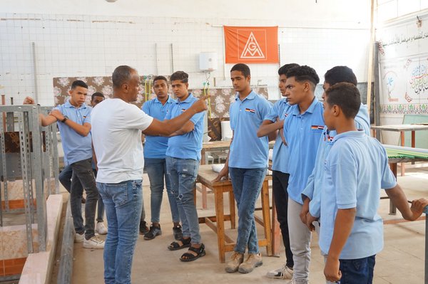 Chefausbilder Taie Mohammed erklärt den Sanitär-Azubis, worauf sie in der Zwischenprüfung achten müssen.