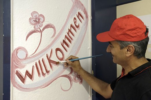 Ein syrischer Maler verziert eine Geflüchteten-Unterkunft in Schönbühl (Remstal).