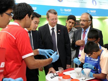 Fabrikbesichtigung in Vietnam. Foto: BMWi