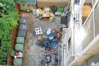 Gute Connections zur AWS? Der vermüllte Innenhof des "Hotel Mohr" lässt es nicht vermuten. Fotos: Nico Nissen