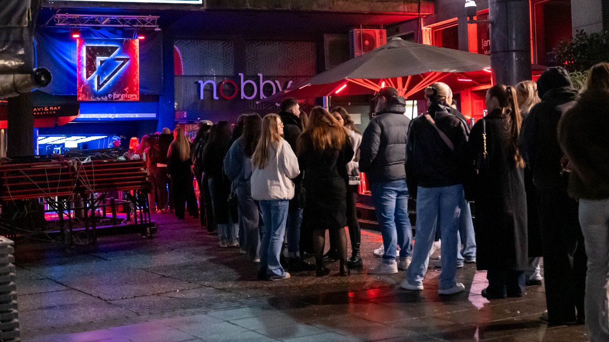 Schlangestehen vor dem Proton an der Königstraße.
