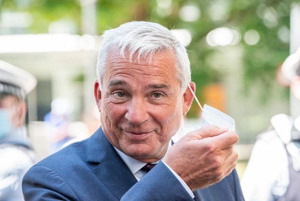 Corona-Schutzmaßnahmen? "Schlimm, dass manche Ignoranten nicht nur sich selber, sondern andere gefährden, etwa Familien und ... Corona-Schutzmaßnahmen? "Schlimm, dass manche Ignoranten nicht nur sich selber, sondern andere gefährden, etwa Familien und ...