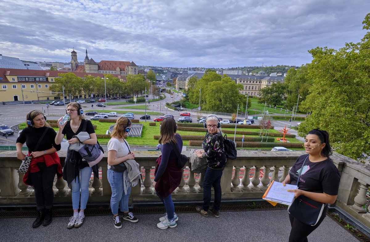 Und los geht's: Zohra, rechts, auf dem Balkon des Stadtpalais mit Blick auf den Charlottenplatz.