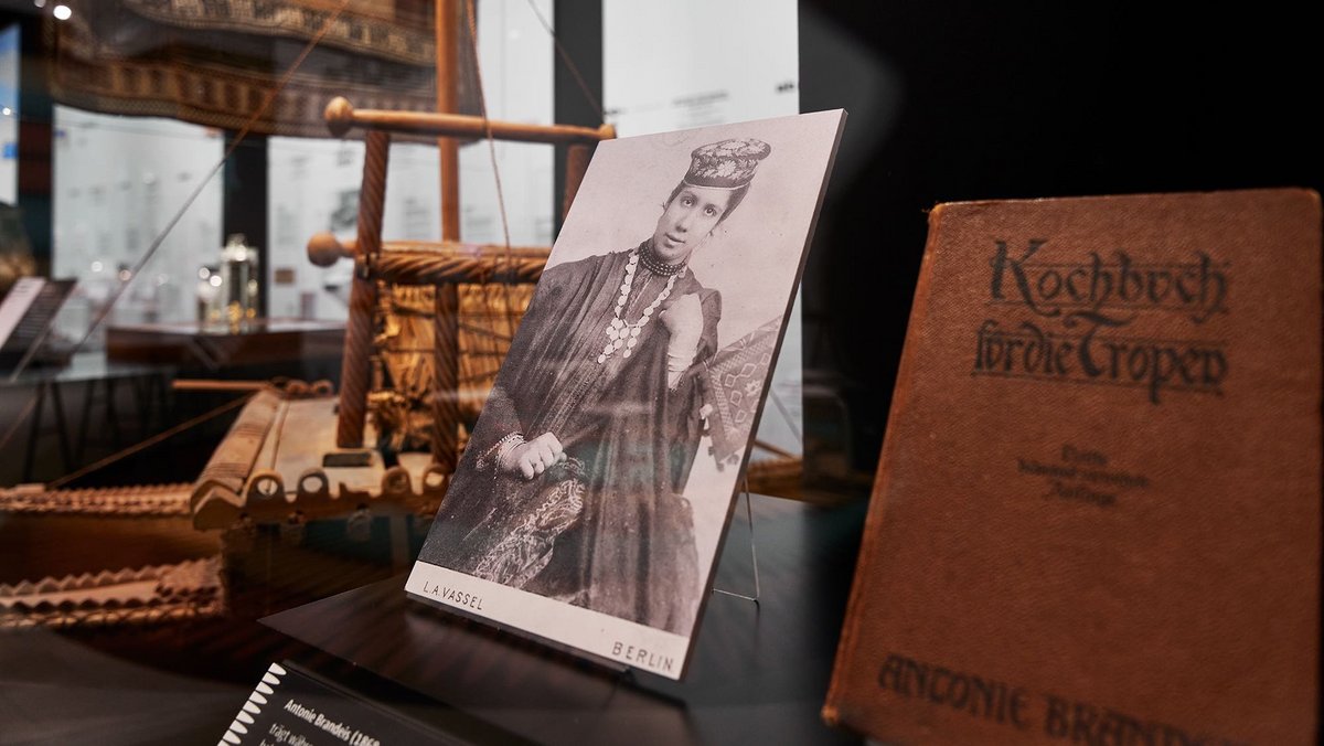 Rechts ein Kochbuch von Antonie Thwaka Brandeis, Tochter einer Prinzessin aus Sansibar. Rechts ein Kochbuch von Antonie Thwaka Brandeis, Tochter einer Prinzessin aus Sansibar.