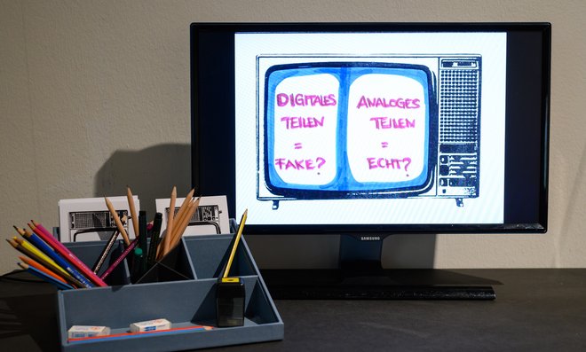 Auch die Besucher:innen heute sind eingeladen mitzumachen.