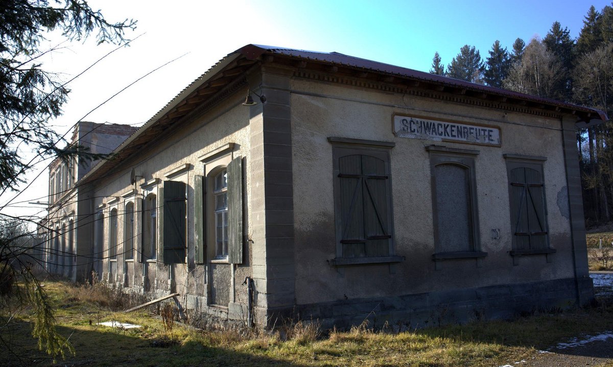 Der Bahnhof Schwackenreute, erbaut 1873, hat schon bessere Zeiten gesehen. Die Ablachtalbahn führt hier vorbei, zudem die stillgelegte und abgebaute Strecke nach Pfullendorf.