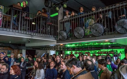 Volles Haus im Club. Lichtfarbe passt. Foto: Patrick Haermeyer