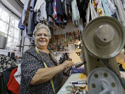 Despina Stathiopoulou in ihrer Änderungsschneiderei.