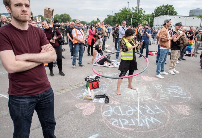 Abstand halten mit Hula-Hoop und Herzchen auf dem Cannstatter Wasen. Foto: Jens Volle Abstand halten mit Hula-Hoop und Herzchen auf dem Cannstatter Wasen. Foto: Jens Volle