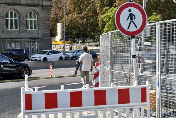 Ganz eindeutig: Die Stadt diskriminiert Fußgänger. Ganz eindeutig: Die Stadt diskriminiert Fußgänger.