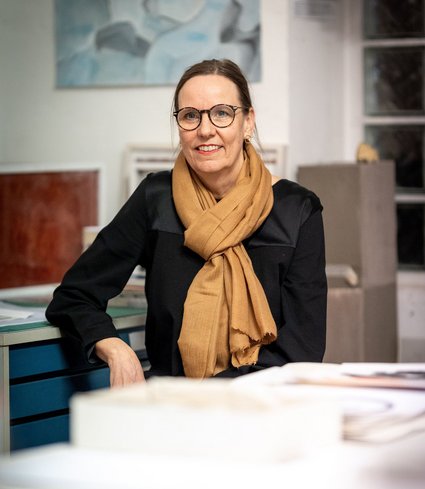 Barbara Karsch-Chaïeb schuf in ihrem Atelier Platz für den Projektraum "kunst [ ] klima". Foto: Julian Rettig