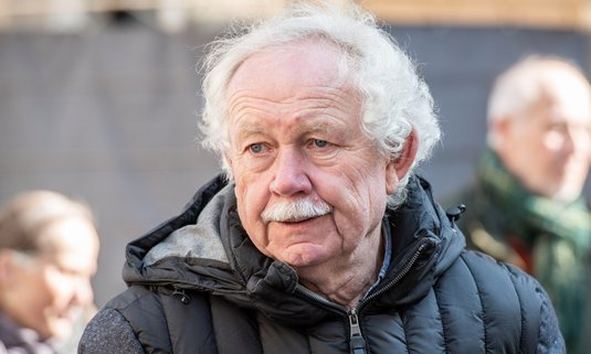 Hat als pensionierter Geschichtslehrer die besten Voraussetzungen für die Gedenkarbeit: Harald Roth. Foto: Jens Volle