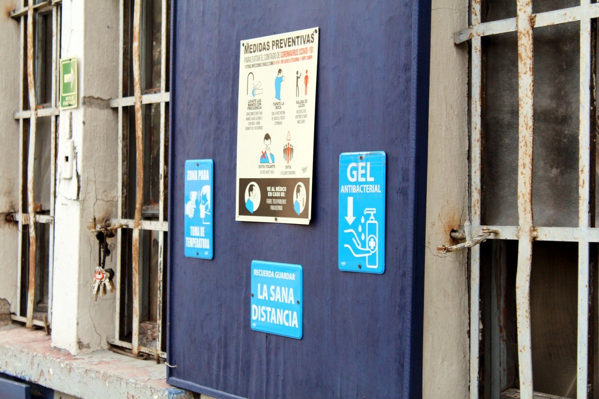 Schilder erklären die Maßnahmen zur Pandemiebekämpfung – an die sich die allermeisten MexikanerInnen auch halten. Foto: Moritz Osswald