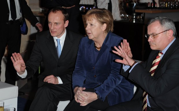 Geübt in der Abwehrposition: Kurt Kister (rechts) und Wolfgang Krach (links), hier 2011 mit Bundeskanzlerin Angela Merkel. Foto: Jens Kalaene, dpa  Geübt in der Abwehrposition: Kurt Kister (rechts) und Wolfgang Krach (links), hier 2011 mit Bundeskanzlerin Angela Merkel. Foto: Jens Kalaene, dpa
