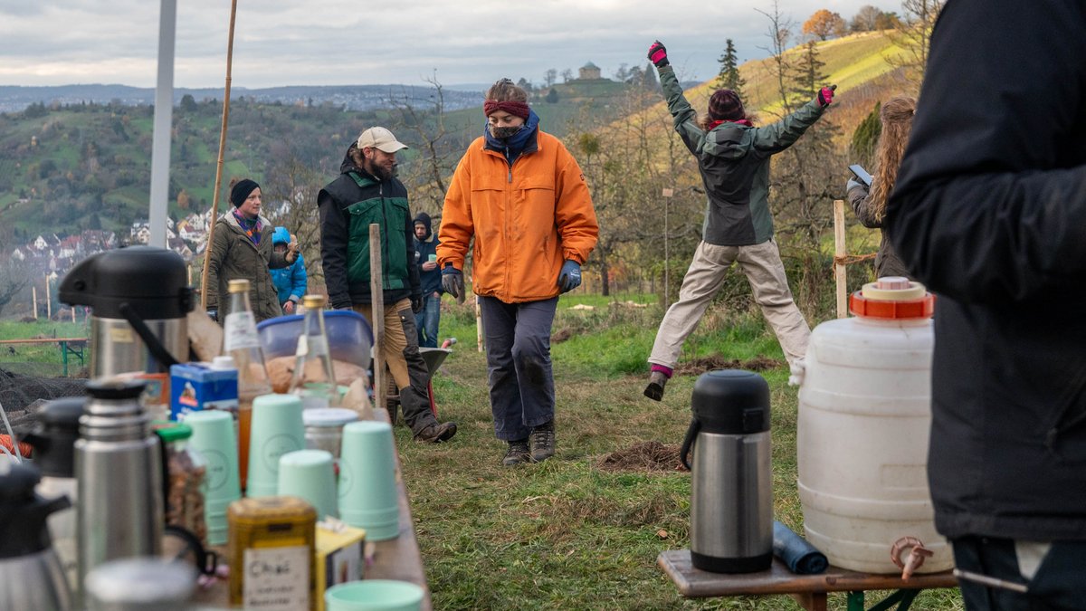Erst mal aufwärmen – mit heißen Getränken und luftigen Sprüngen.