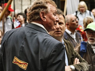 S-21-Befürworter Claus Schmiedel (SPD) läuft unfreiwillig Werbung.