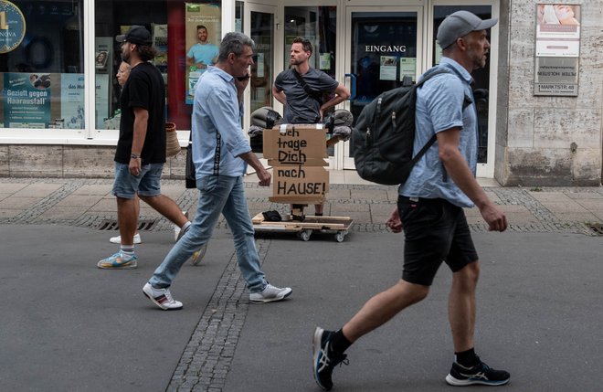 Simon Pfeffel wartet auf Passant:innen, die nicht nur vorbeigehen.